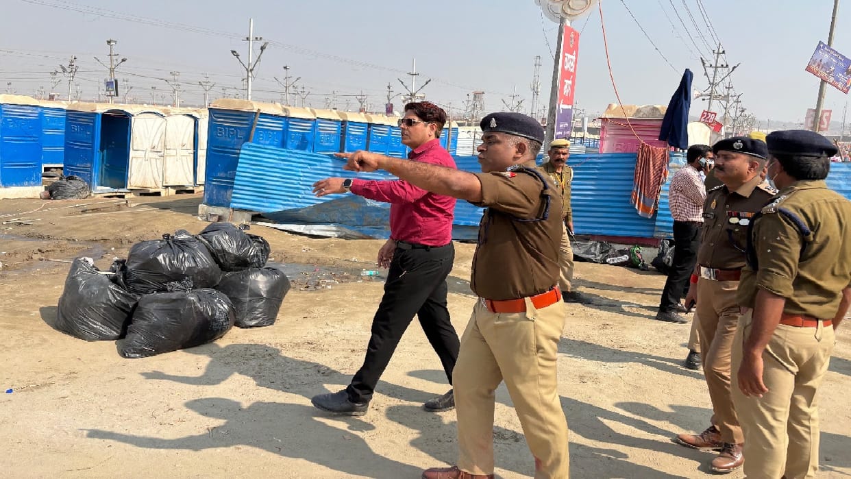 Mahakumbh Prayagraj 2025 Live Updates Devotees Sangam Ghats Snan Maha Kumbh Mela Photos Videos News in Hindi