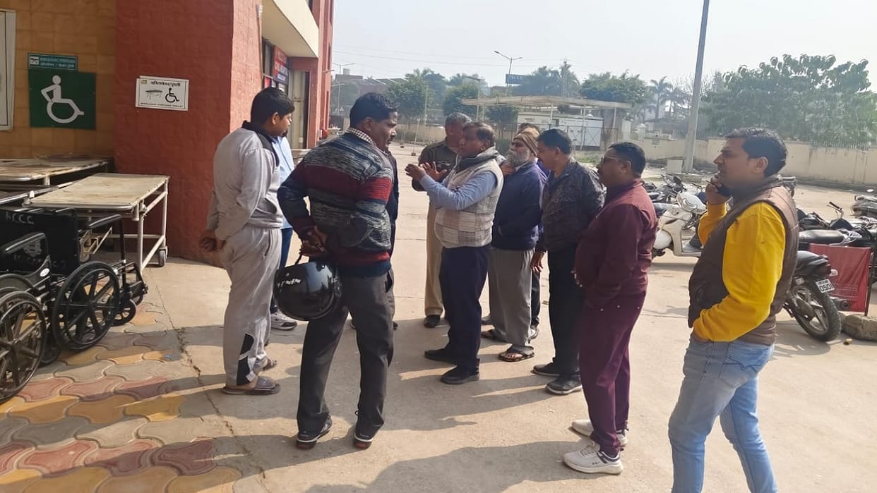 Auto of a family going to Chhote Trilokpur on Basant Panchami overturned in Ambala