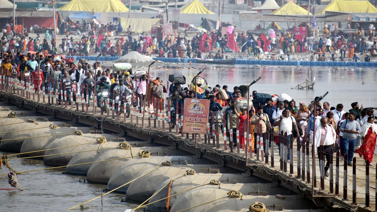 15 pontoon bridges of Mahakumbh opened, passengers, administration busy in preparations for Vasant Panchami.