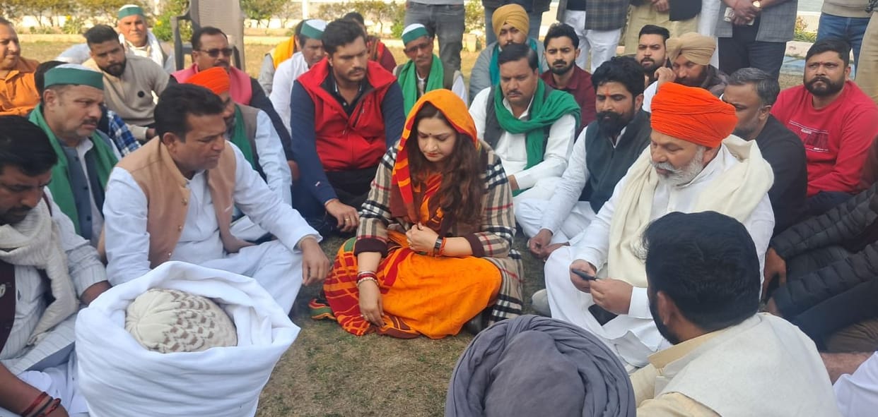 Haridwar News Rakesh Tikait enters in Pranav singh champion and Umesh Kumar dispute meet Both
