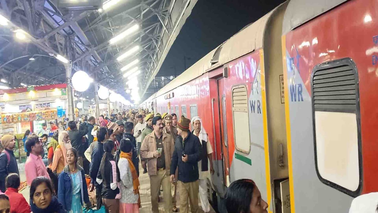 Kanpur: Crowd gathered for Amrit Snan on Vasant Panchami, 83 trains left for Prayagraj