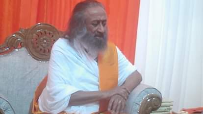 Mahakumbh Incident: Sri Sri came to the defense of Dhirendra Shastri, said - understand the feelings