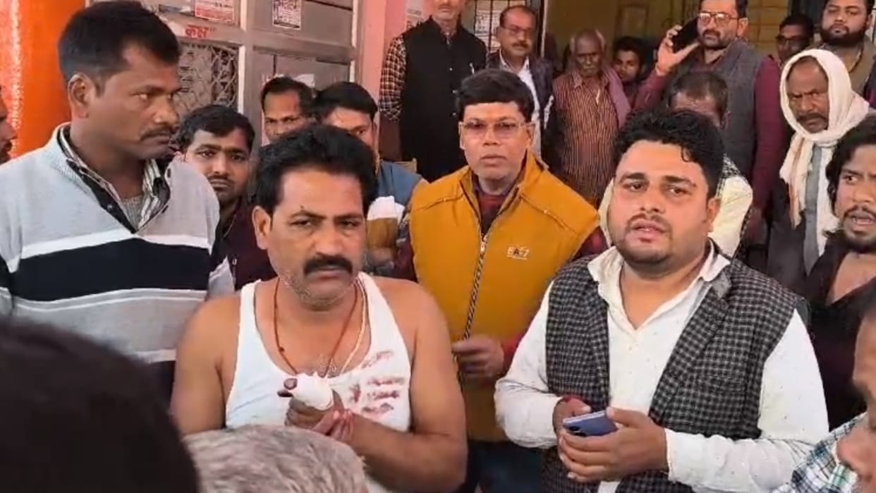 Deadly attack on VHP leader and son in Sultanpur.