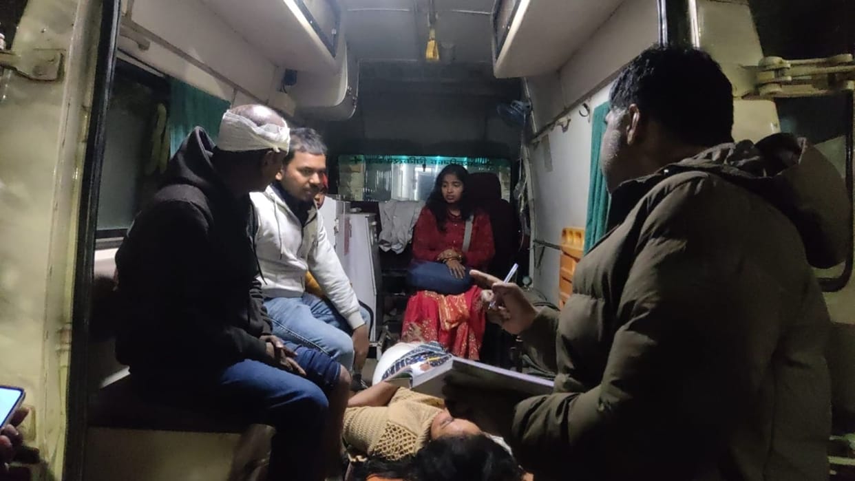 Pickup collides with Bolero carrying pilgrims returning from Maha Kumbh half a dozen injured child dies