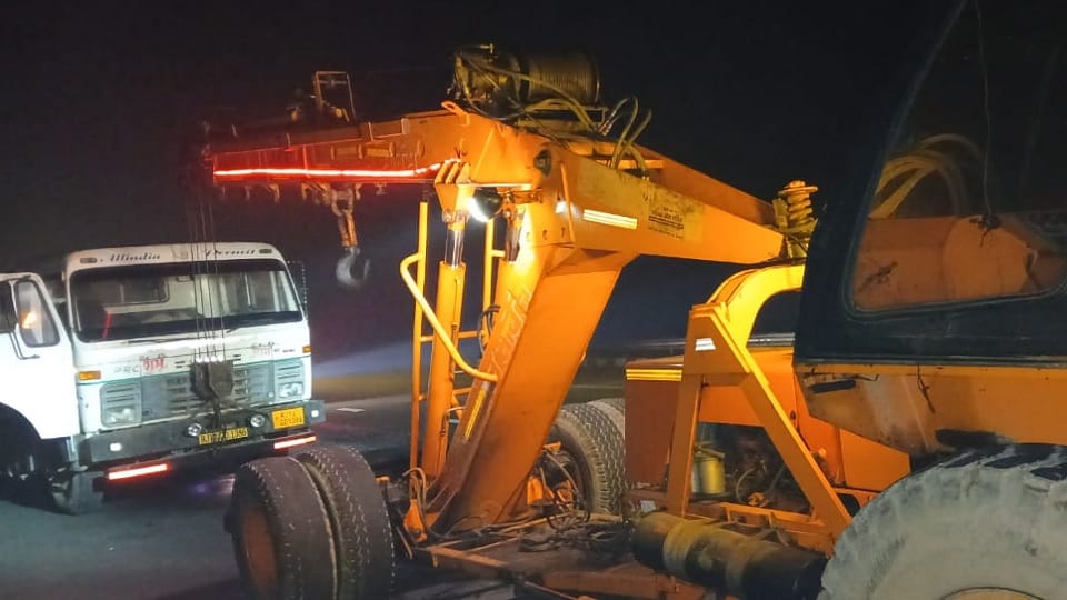 Two people died and one injured in an accident on Agra-Lucknow Expressway