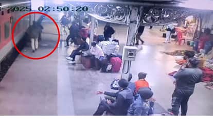 RPF vigilance saved lives of two passengers who fell while boarding moving train in chandauli