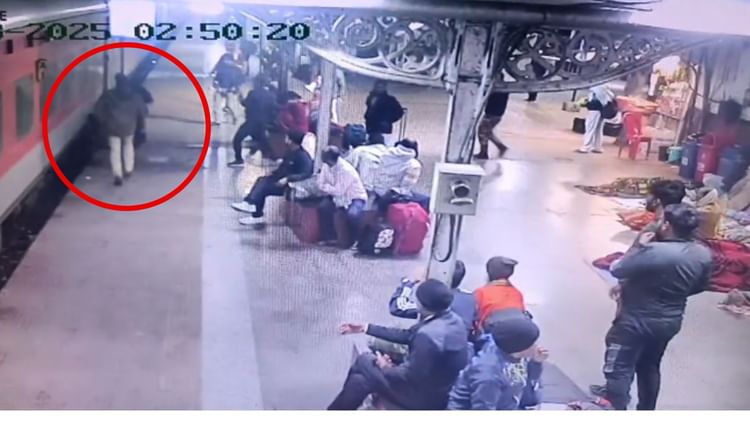 Chandauli News: चलती ट्रेन पर चढ़ते समय गिरे दो यात्री, RPF के जवानों ने दौड़कर बचाई जान