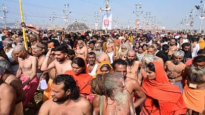 Mahakumbh 2025: भगवान भास्कर को अर्घ्य देकर लोगों ने लगाई अचला सप्तमी की डुबकी, दिनभर चला पूजन और अनुष्ठान People took a dip on Achala Saptami by offering Arghya to Lord Bhaskar