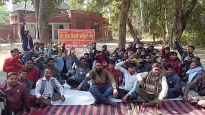 UP: 346 electricians dismissed without notice, strong demonstration in sugarcane office, warned of big movemen