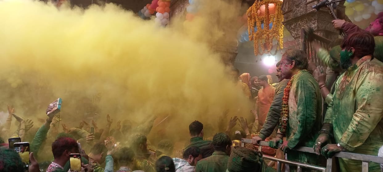 Banke Bihari Holi 2025 Devotees Played Holi with Banke Bihari Showered Colors with Gold and Silver Watch Video