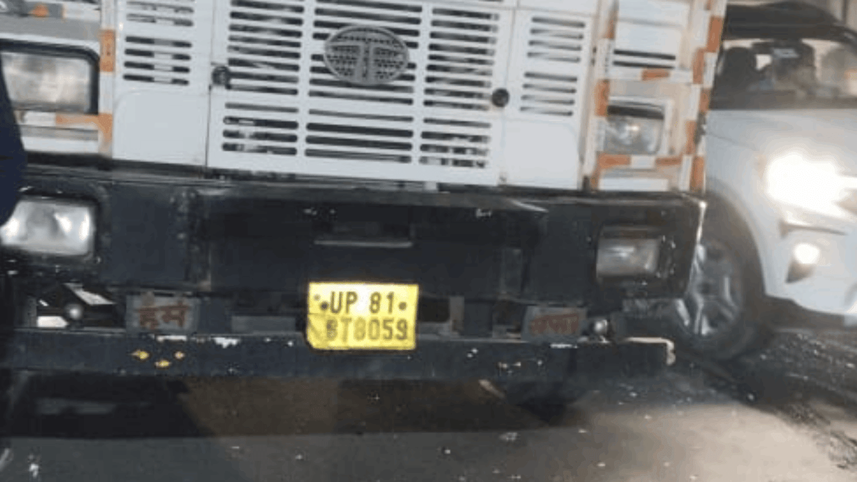 workers of various parties including Hindu Raksha Dal stopped a truck In Bulandshahr