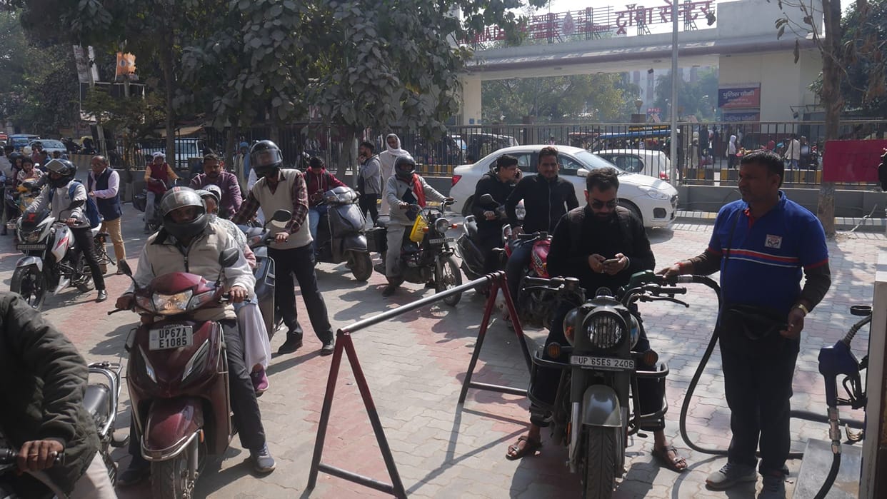 no helmet no fuel policy flouted Petrol sold at petrol pumps by giving helmets in varanasi