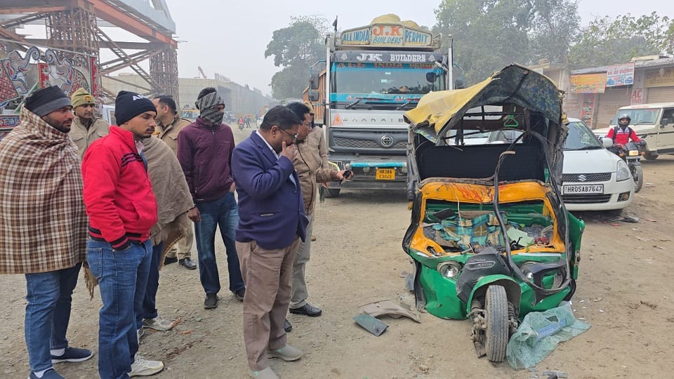 Saharanpur: Due to wheel breakage, the front part of the crane fell on the tempo, there was screams