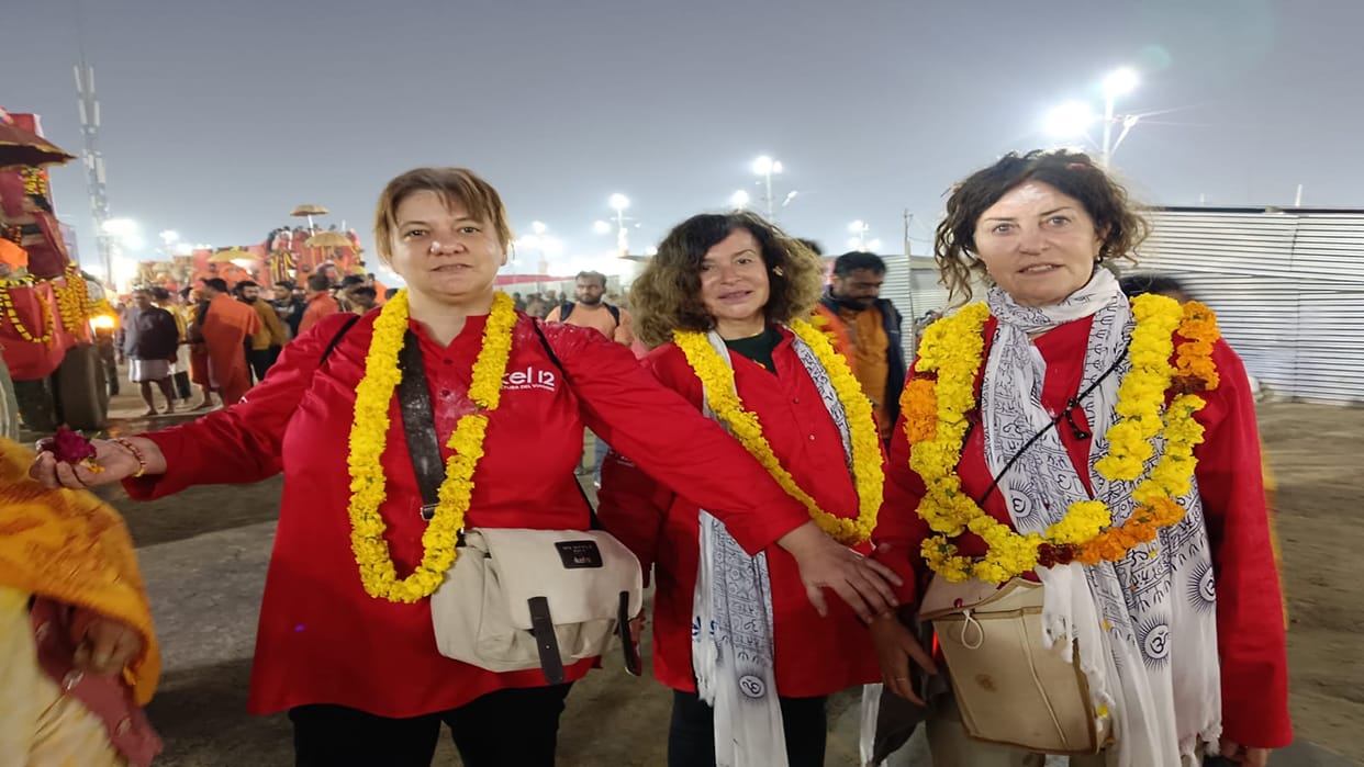 In Amrit Snan, foreign devotees chanted 'Har Har Ganga' and took bath on the banks of Sangam.