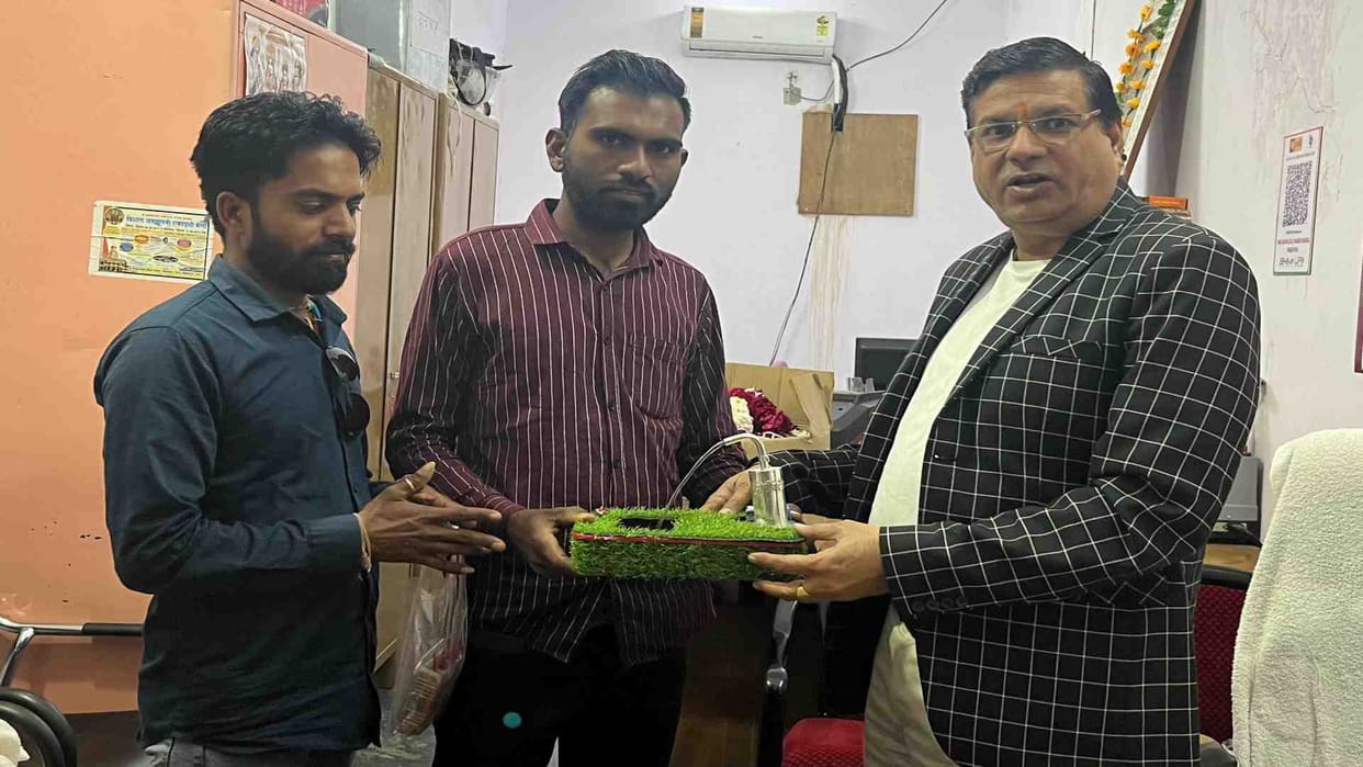Chittorgarh News: When water came in the farmer's field, he presented a silver tube well to Sanwalia Seth