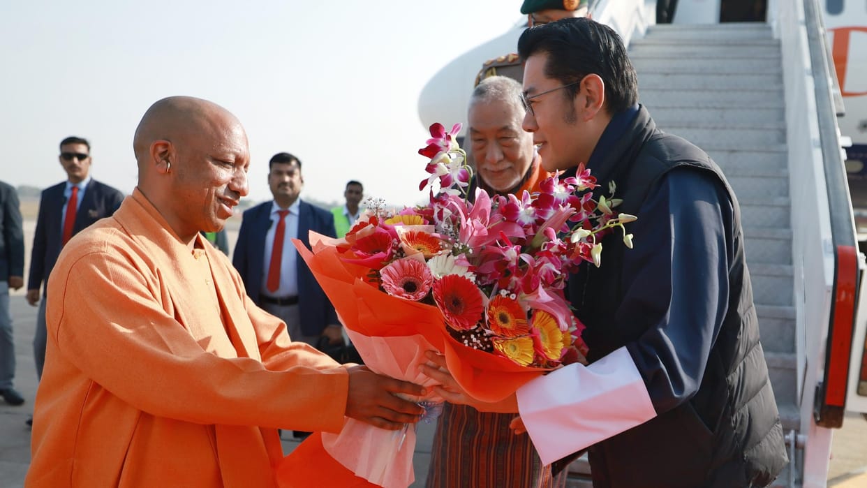 Today bhutan king jigme khesar namgyel wangchuck will take a dip in Sangam, cm Yogi will accompany him