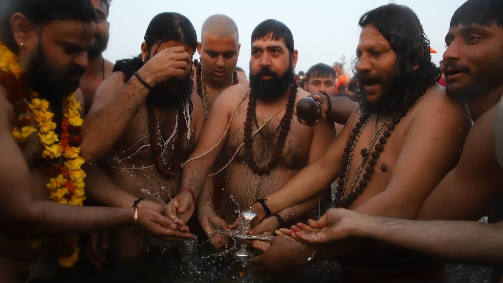 Mahakumbh Mela Naga Sadhus Steal the Show with Weapons and Martial Arts Display News in hindi