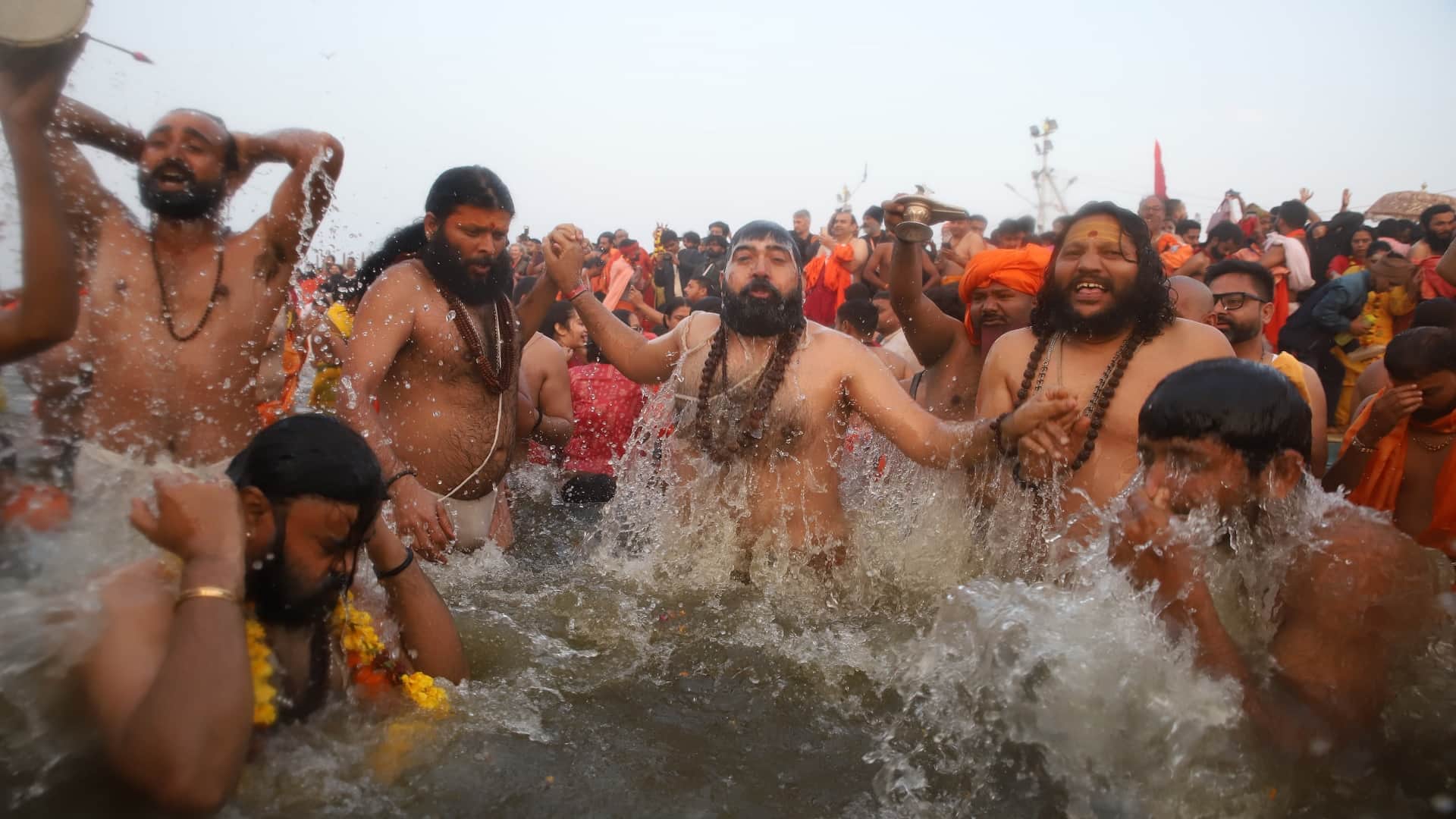 Mahakumbh Mela Naga Sadhus Steal the Show with Weapons and Martial Arts Display News in hindi