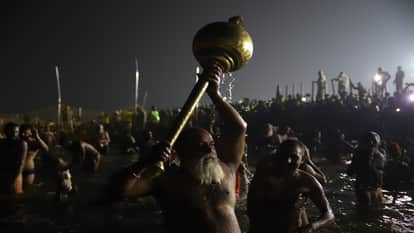Mahakumbh Mela Naga Sadhus Steal the Show with Weapons and Martial Arts Display News in hindi