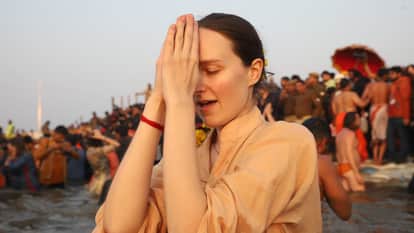 Mahakumbh Mela Naga Sadhus Steal the Show with Weapons and Martial Arts Display News in hindi