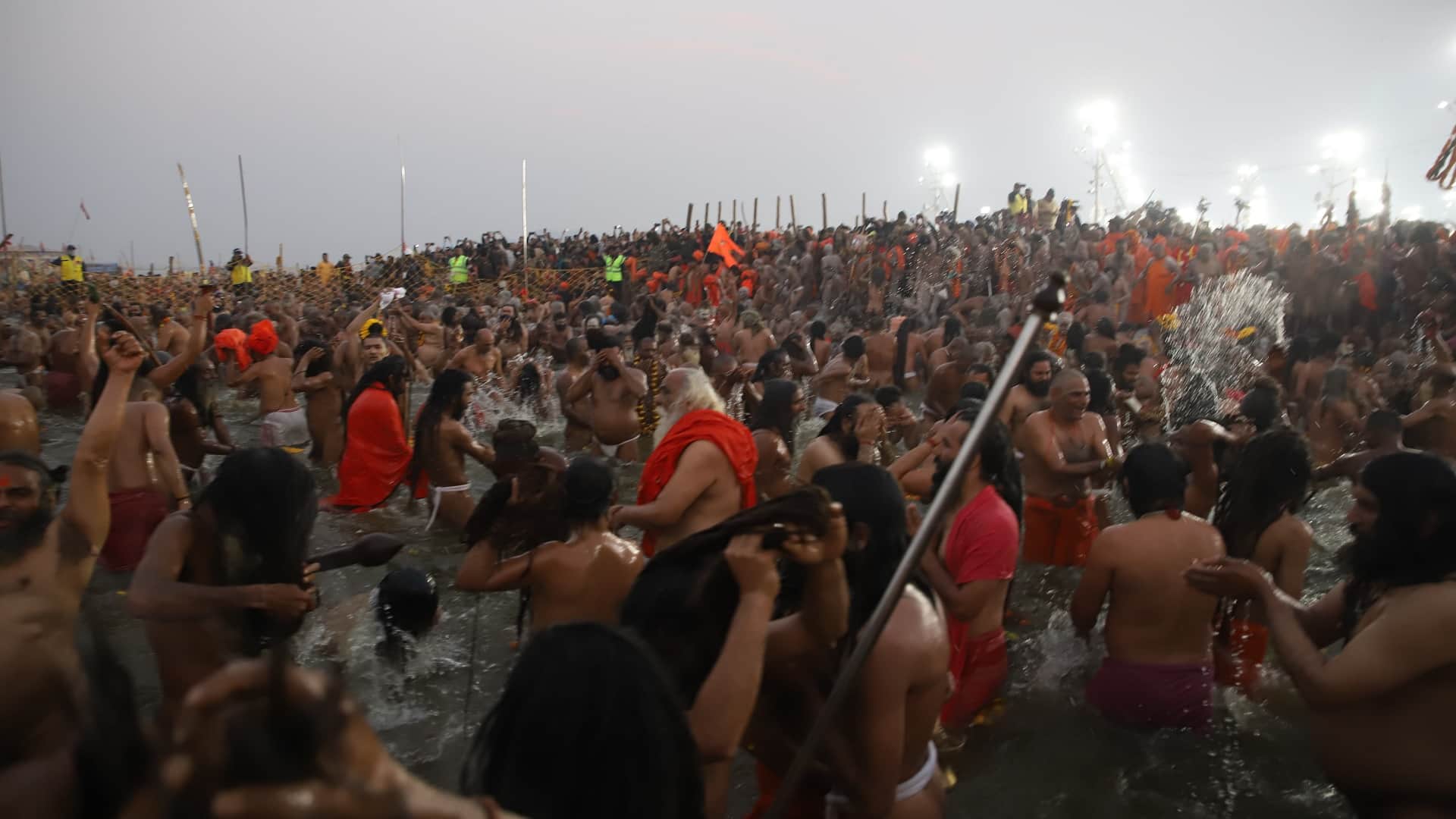 Mahakumbh Mela Naga Sadhus Steal the Show with Weapons and Martial Arts Display News in hindi