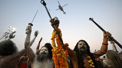 Mahakumbh Mela Naga Sadhus Steal the Show with Weapons and Martial Arts Display News in hindi