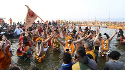Mahakumbh Mela Naga Sadhus Steal the Show with Weapons and Martial Arts Display News in hindi