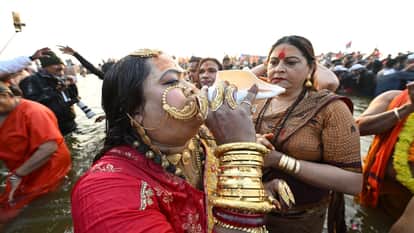 Mahakumbh Mela Naga Sadhus Steal the Show with Weapons and Martial Arts Display News in hindi