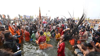 Mahakumbh Mela Naga Sadhus Steal the Show with Weapons and Martial Arts Display News in hindi