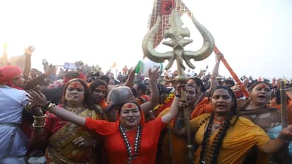 Mahakumbh Mela Naga Sadhus Steal the Show with Weapons and Martial Arts Display News in hindi