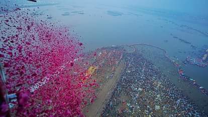 Mahakumbh Prayagraj 2025 Live Updates Devotees Sangam Ghats Snan Maha Kumbh Mela Photos Videos News in Hindi