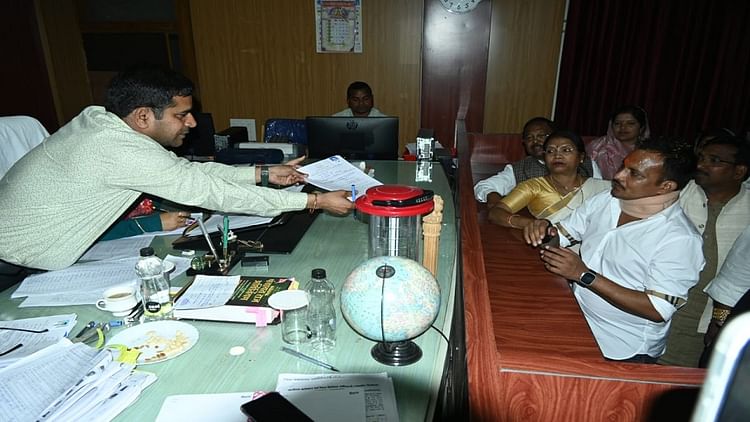 Balrampur Ramanujganj: जिला पंचायत सदस्यों के नामांकन में शामिल हुए मंत्री नेताम, भाजपा की जीत का किया दावा