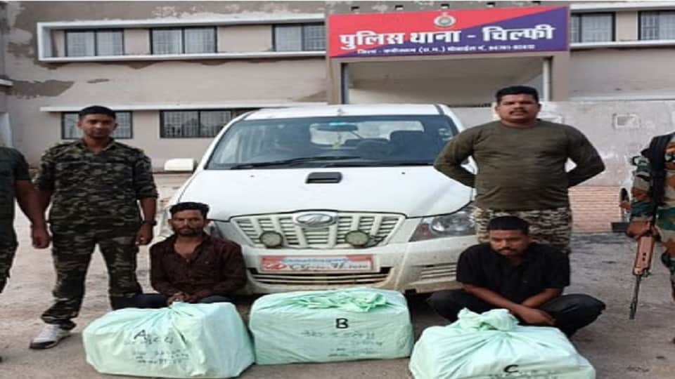 पुलिस की  गिरफ्त में तस्कर