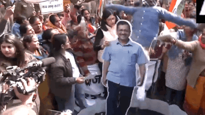 स्वाति मालीवाल को पुलिस ने हिरासत में लिया