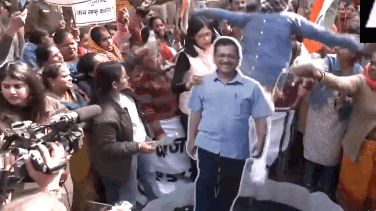 Delhi Elections Swati Maliwal was taken into custody who reached Kejriwal residence yamuna water