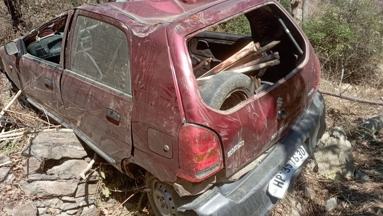Car falls into a ditch near Sharvi in Kullu one dead one seriously injured one with minor injuries
