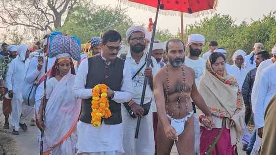 Miracle of Narmada!: Didn't eat food grains for four years, one glass of water every day and 30 km walk