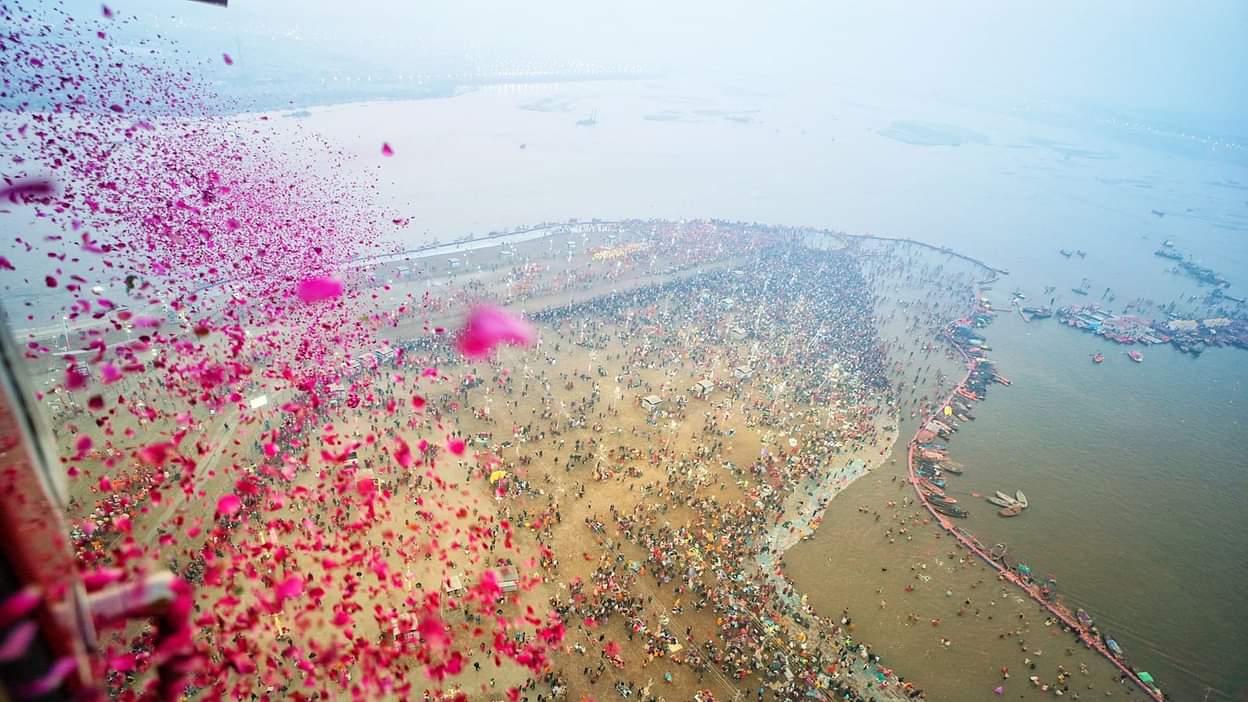 Mahakumbh: A Procession Of Faith Gathered On The Banks Of Sangam, Devotees  Took A Dip Along With Saints - Amar Ujala Hindi News Live - Mahakumbh :संगम  तट पर उमड़ा आस्था का