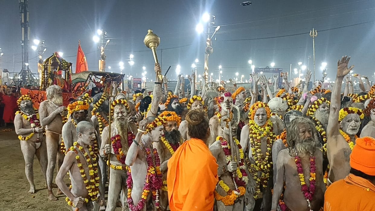 Mahakumbh 2025: Devotees were eager to have darshan of saints and Nagas, devotees ran to take their feet