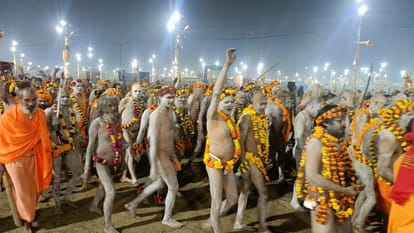 Mahakumbh 2025: Devotees were eager to have darshan of saints and Nagas, devotees ran to take their feet