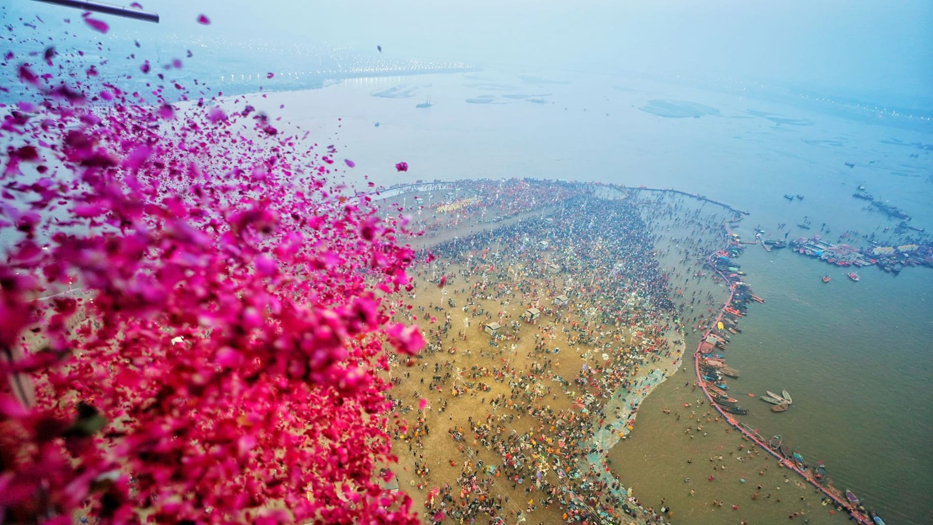 Mahakumbh: A procession of faith gathered on the banks of Sangam, devotees took a dip along with saints