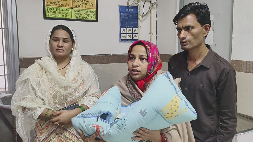 Case of transfer of children in Shishu Hospital relatives handed over the newborn baby and his mother to the h