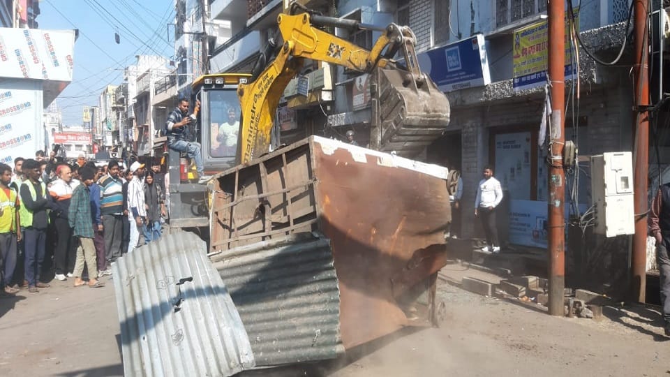 JCB removed encroachment from Sadar Bazaar to Mira Marg intersection at haldwani