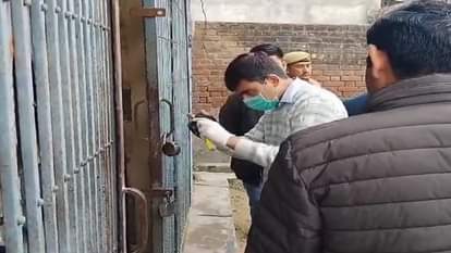 बैंक में जांच करती फॉरेंसिक टीम