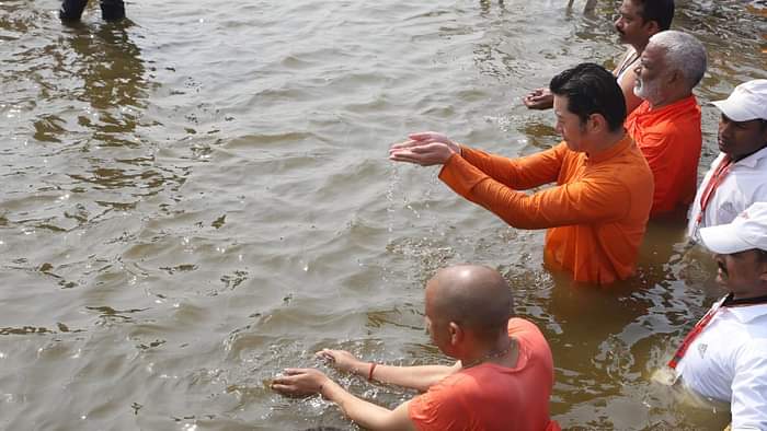 Mahakumbh 2025 Bhutan King and CM Yogi Take a Holy Dip at Sangam, Visit Akshayavat Up News in Hindi