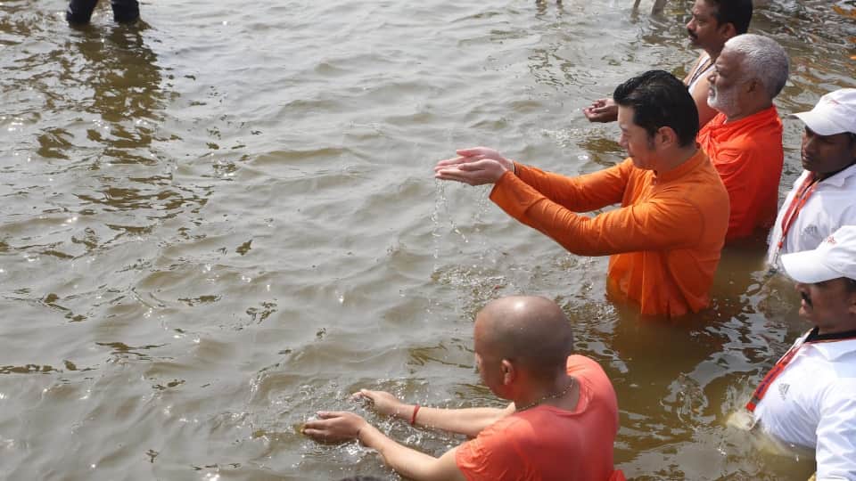 Mahakumbh 2025 Bhutan King and CM Yogi Take a Holy Dip at Sangam, Visit Akshayavat Up News in Hindi