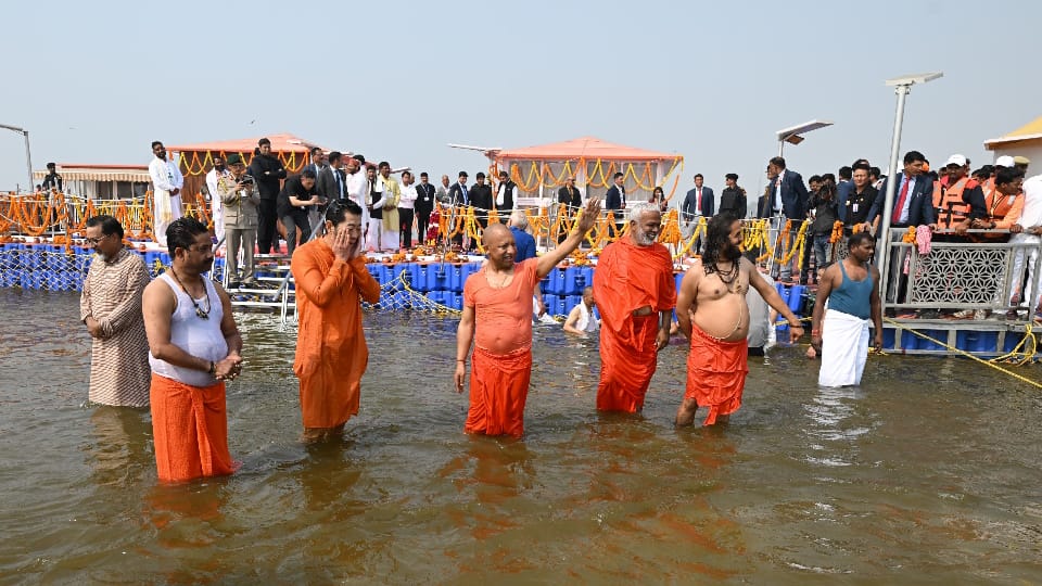 Mahakumbh 2025 Bhutan King and CM Yogi Take a Holy Dip at Sangam, Visit Akshayavat Up News in Hindi
