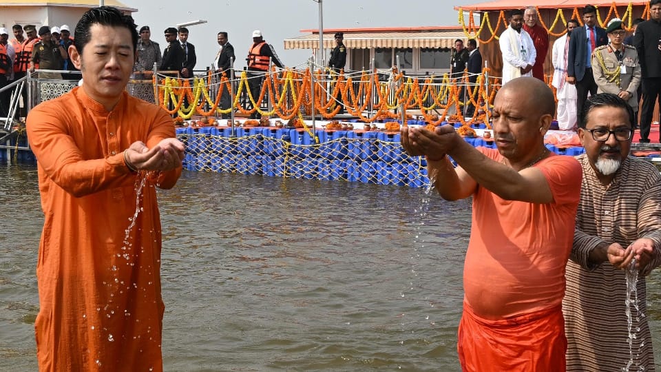 Mahakumbh 2025 Bhutan King and CM Yogi Take a Holy Dip at Sangam, Visit Akshayavat Up News in Hindi