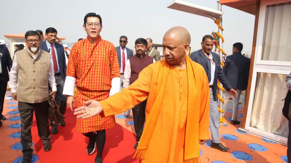 Mahakumbh 2025 Bhutan King and CM Yogi Take a Holy Dip at Sangam, Visit Akshayavat Up News in Hindi