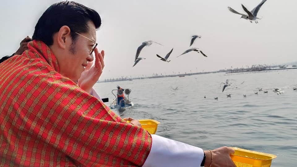 Mahakumbh 2025 Bhutan King and CM Yogi Take a Holy Dip at Sangam, Visit Akshayavat Up News in Hindi
